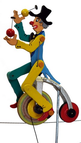Clown équilibriste sur vélo